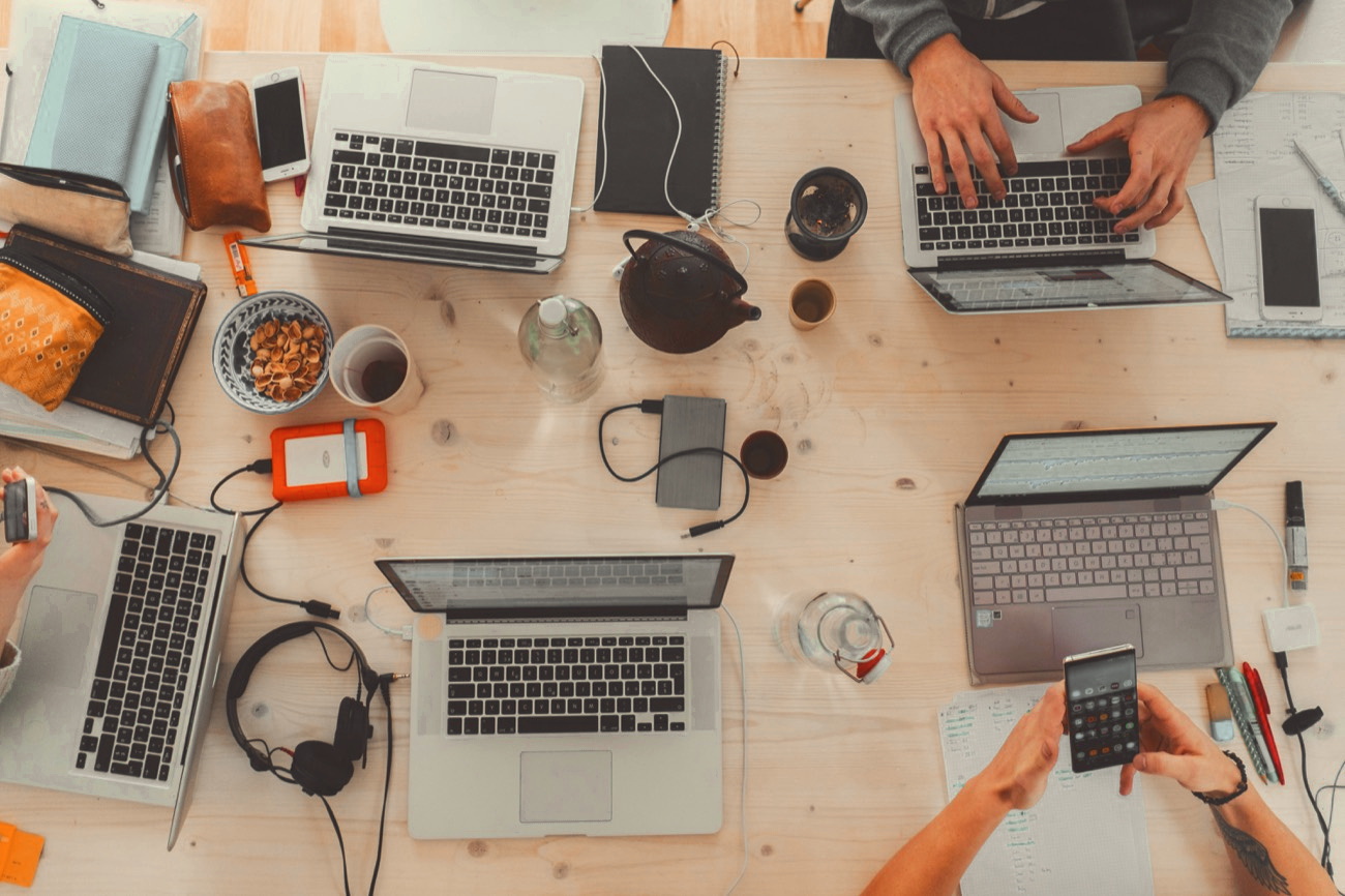 Une table partagée, ordinateurs et notes, vue du dessus